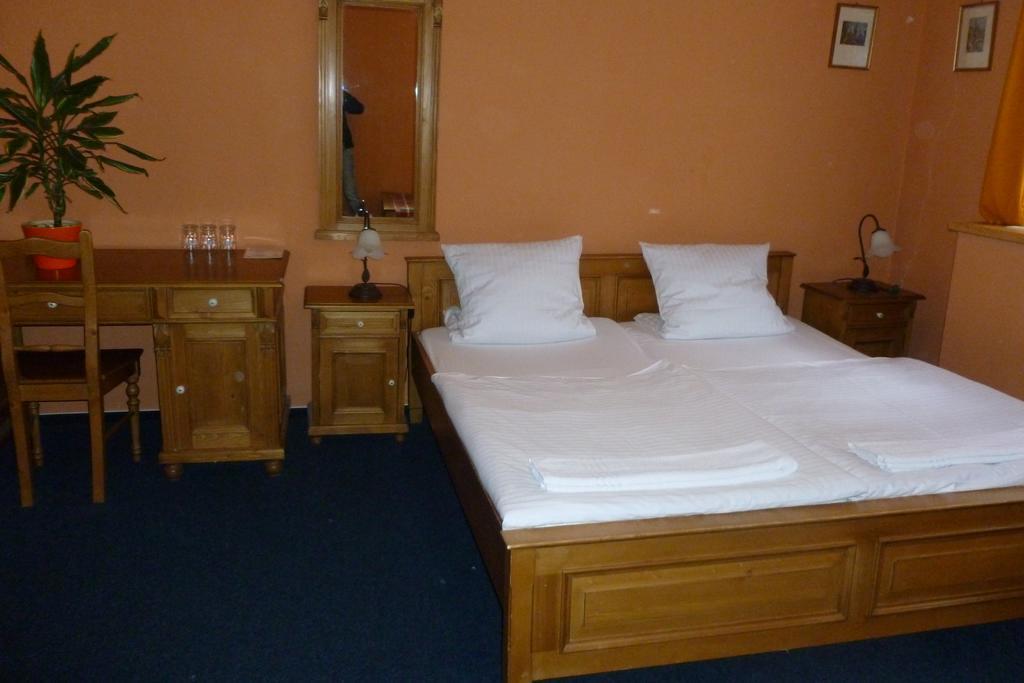 Hotel A Restaurace U Hrncire Kutna Hora Room photo